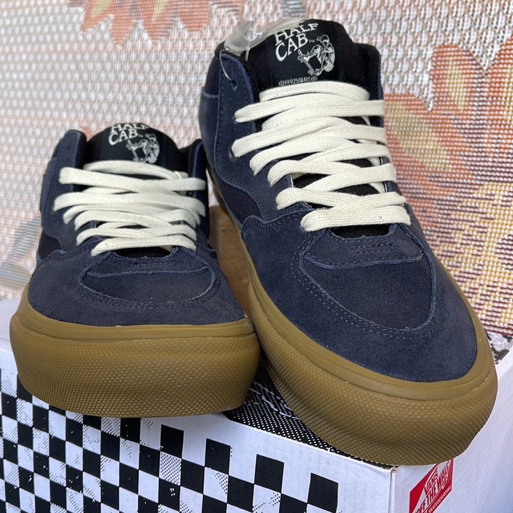 Vans Men’s Skate Half Cab
Navy/Gum
VN0A5FCDNGM
Sneakers - Picture 5 of 16